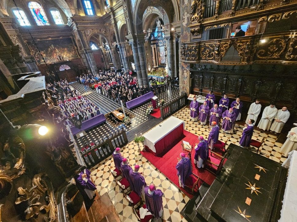 Un momento dei funerali di monsignor Luigi Bonazzi a Gandino il 5 dicembre 2025
