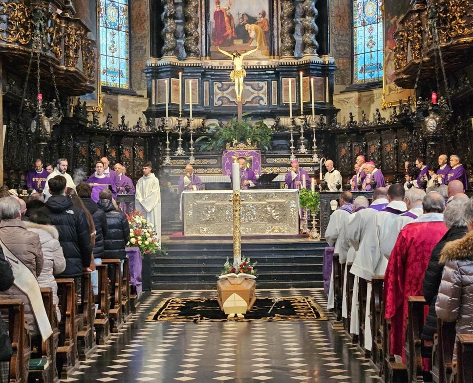 Un momento dei funerali di monsignor Luigi Bonazzi a Gandino il 5 dicembre 2025