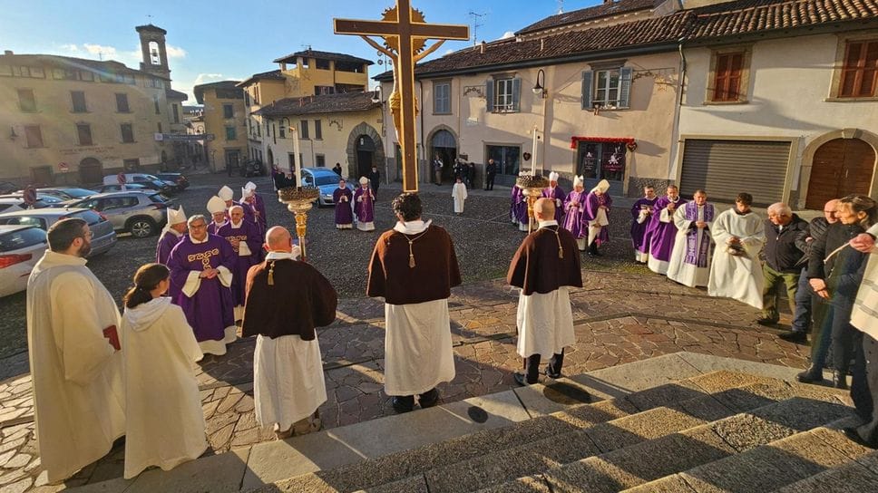 Un momento dei funerali di monsignor Luigi Bonazzi a Gandino il 5 dicembre 2025