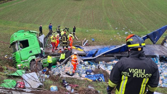 tir si ribalta pi249 volte in una scarpata sulla bergamo lecco grave l8217autista foto e video