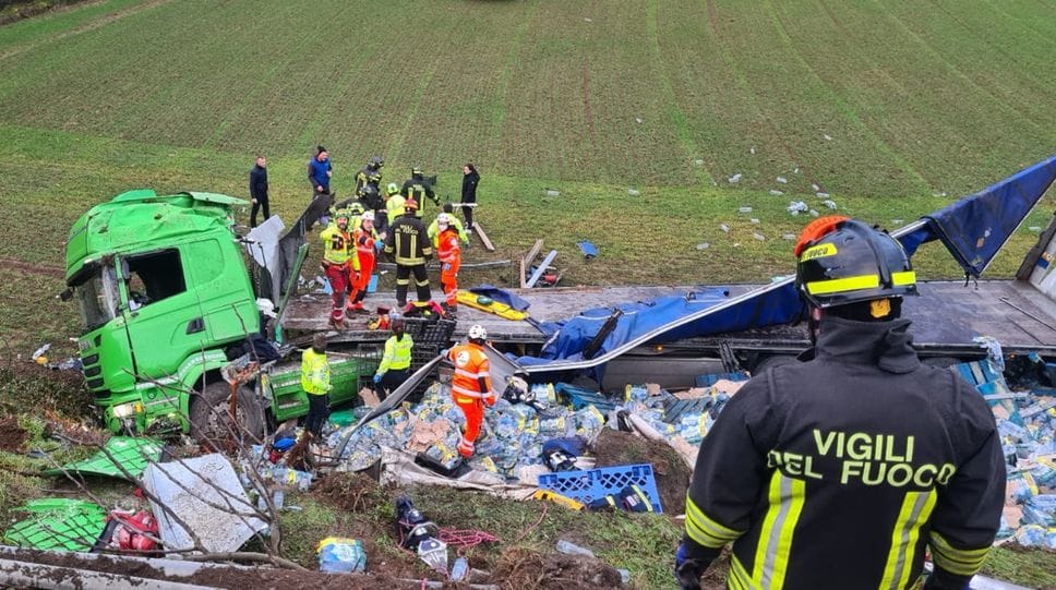 Il camion finito nella scarpata a Cisano Bergamasco