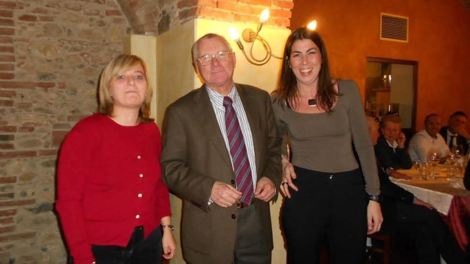 Il professor Franco Cammarota a una cena di Natale insieme a Cristina Valiante e Cristina Rizzetti della Riabilitazione Parkinson