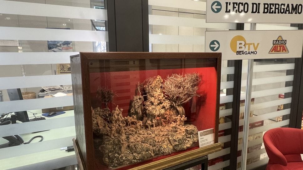Quest’anno nella redazione de L’Eco è allestito un presepe pugliese in sughero e radice con figurine in terracotta, proveniente dal Museo del Presepio di Dalmine