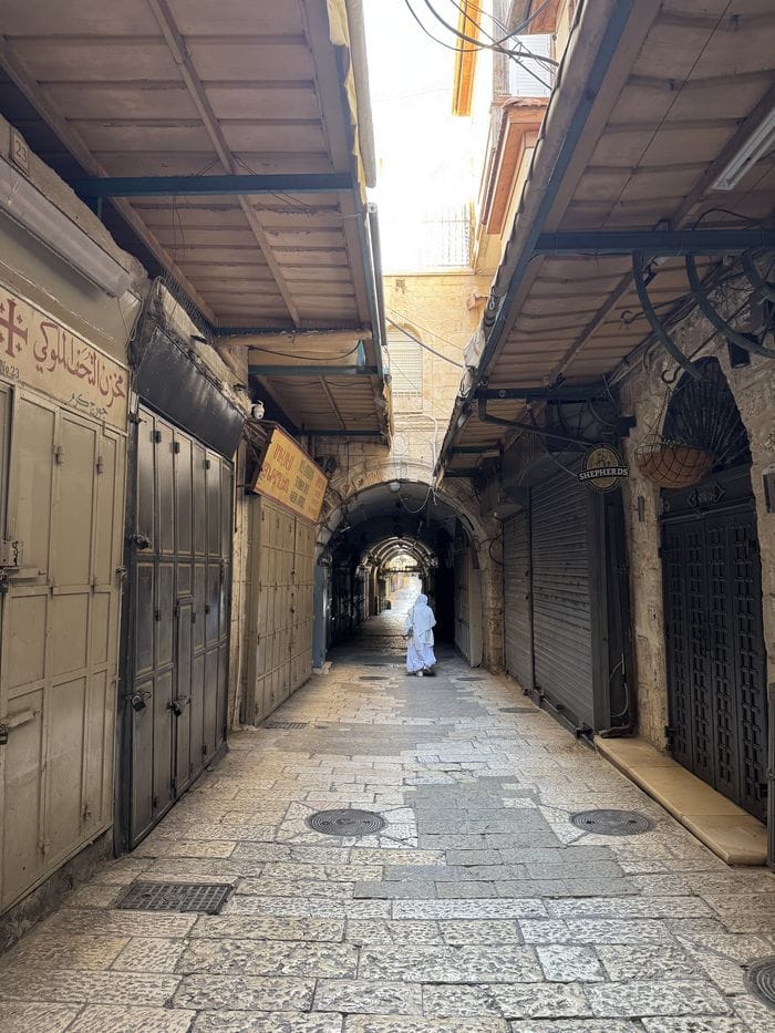 Regna il silenzio per le strade della città vecchia di Gerusalemme