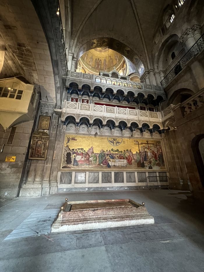 L’ingresso del Santo Sepolcro, a Gerusalemme, senza pellegrini