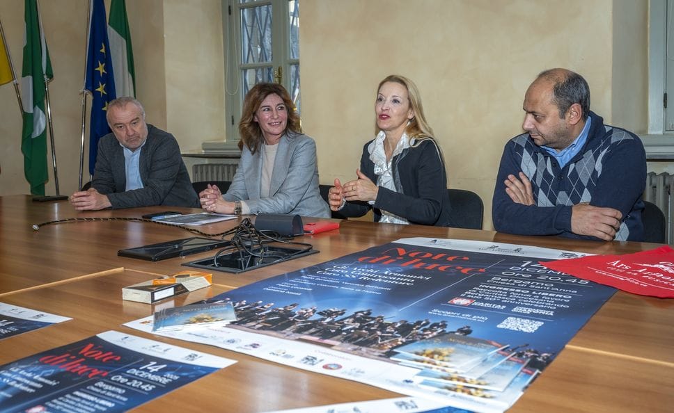 La conferenza stampa di presentazione di Note di luce 2025. Da sinistra: don Roberto Trussardi, la presidente del Consiglio comunale Romina Russo, la direttrice  Damiana Natali, il presidente delle Botteghe Domenico Giordano
