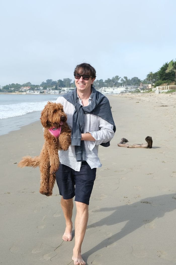 Oggi vive a Los Angeles e segue una start up per i trattamenti della pelle.