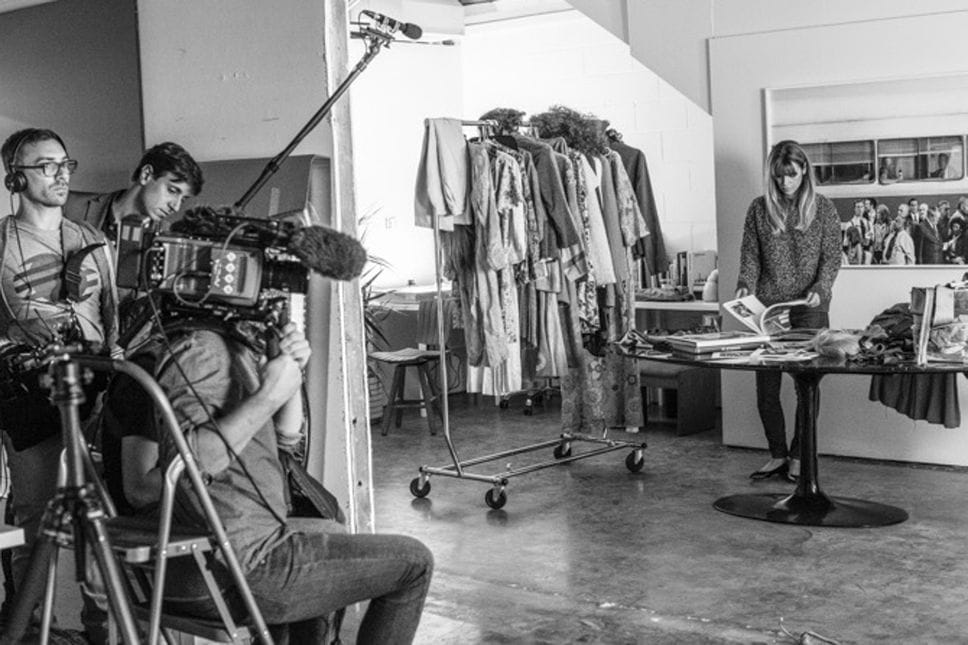 Si occupa in particolare di sviluppare la presenza digitale del brand: qui sul set per Estée Lauder