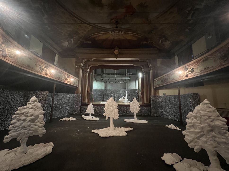 Le opere di Boccardi  allestite  nel teatro spoglio