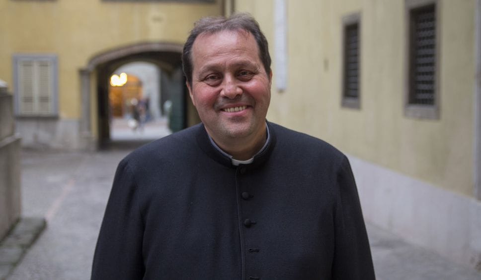 Monsignor Gianni Carzaniga, parroco di Sant’Alessandro in Colonna