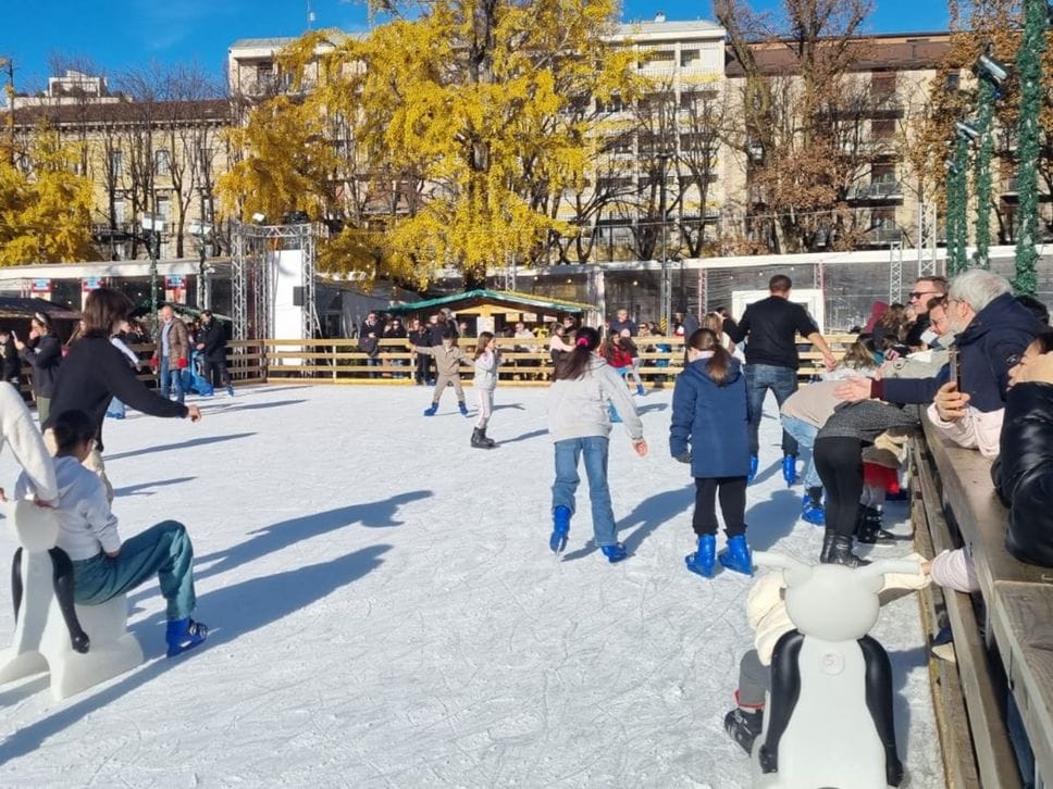 Tante famiglie alla pista di pattinaggio