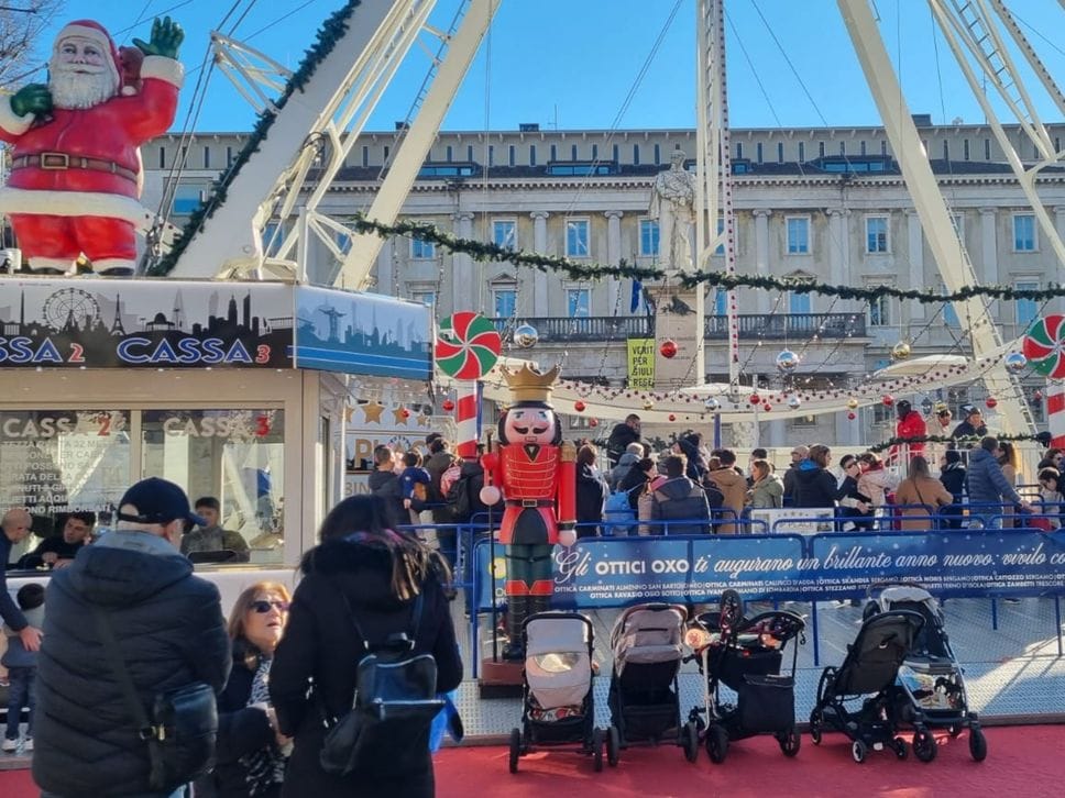In coda per un giro sulla ruota panoramica