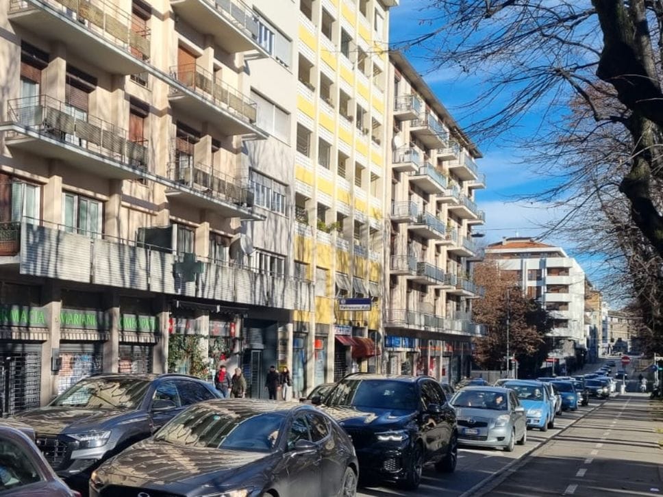 Traffico lungo via Angelo Mai