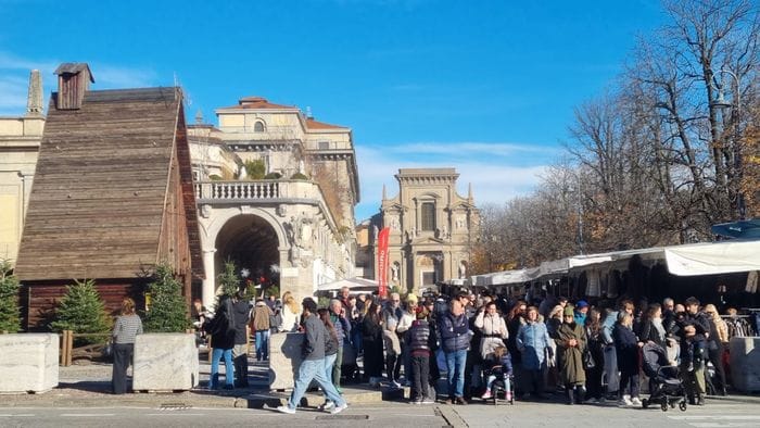 Immacolata, pienone a Bergamo tra il centro e Città Alta. Traffico in tilt, pioggia di letterine per Santa Lucia   Foto e video