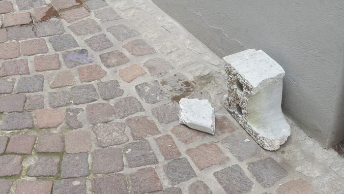 https://storage.ecodibergamo.it/media/photologue/2025/12/8/photos/cache/treviglio-fioriere-danneggiate-e-mattoni-scagliati-contro-i-muri-delle-case_6428a3e0-d42d-11f0-bcfd-bf39cda105a7_1920_1080_v3_large_16_9.jpeg