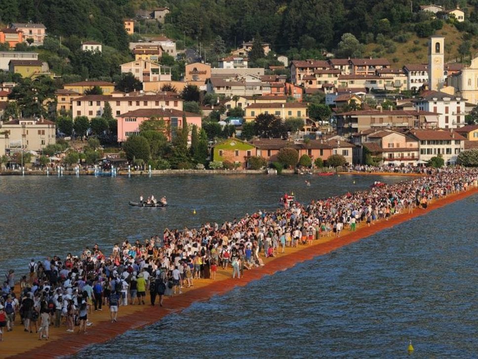 Folla sulla passerella