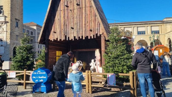 Capanna de «L’Eco» sul Sentierone, le offerte ai bimbi dell’«Angelo Custode»