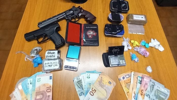 Due arresti a Bergamo: sequestrati droga e due pistole ad aria compressa