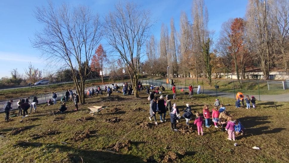 Il momento in cui il Bosco della Comunità a Loreto prende forma grazie anche ai bambini delle scuole