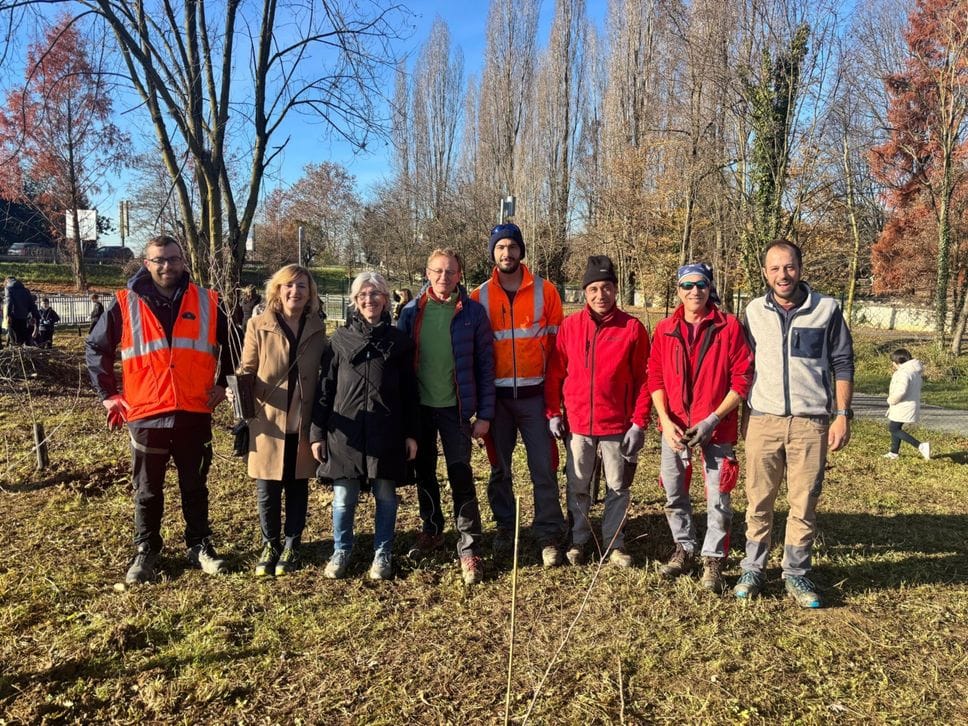 L’inaugurazione del Bosco della Comunità: da sinistra Filippo Grasso, Oriana Ruzzini, Cristina Offredi, Nicola Leidi, Pietro Acrami, Franco Di Pucchio, Christian Togni, Francesco Pesenti