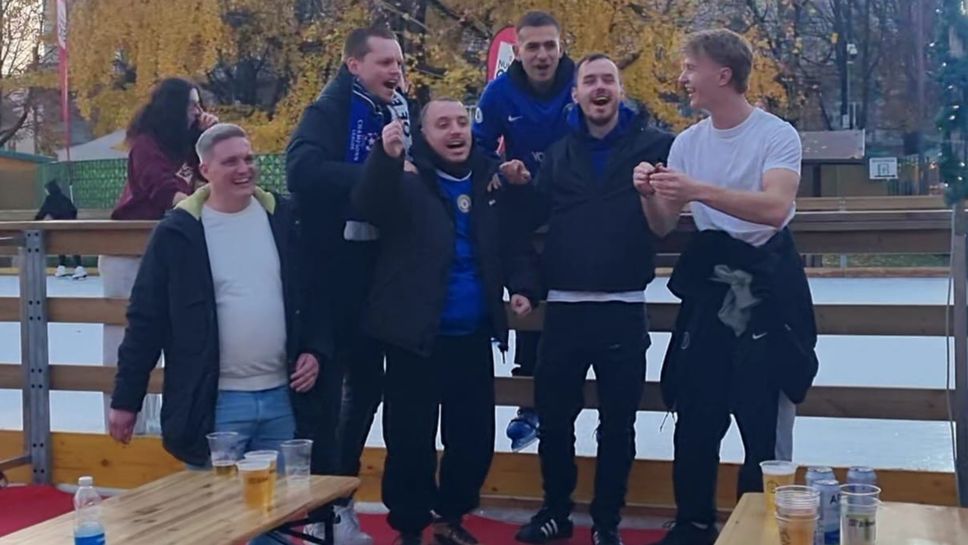 Alcuni tifosi del Chelsea in piazzale Alpini, il meeting point per poi raggiungere lo stadio