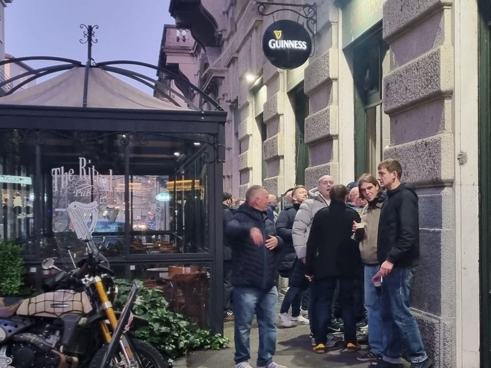 I tifosi del Chelsea bevono prima del match in pub cittadino