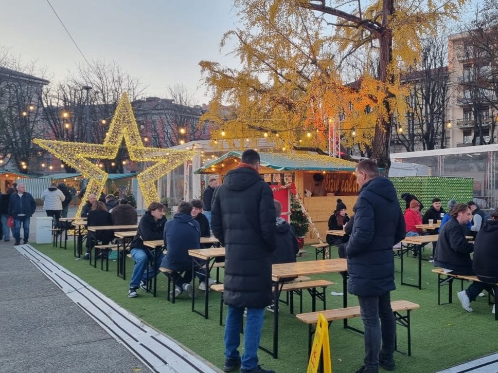 tifosi del Chelsea bevono prima del match in piazzale Alpini a Bergamo