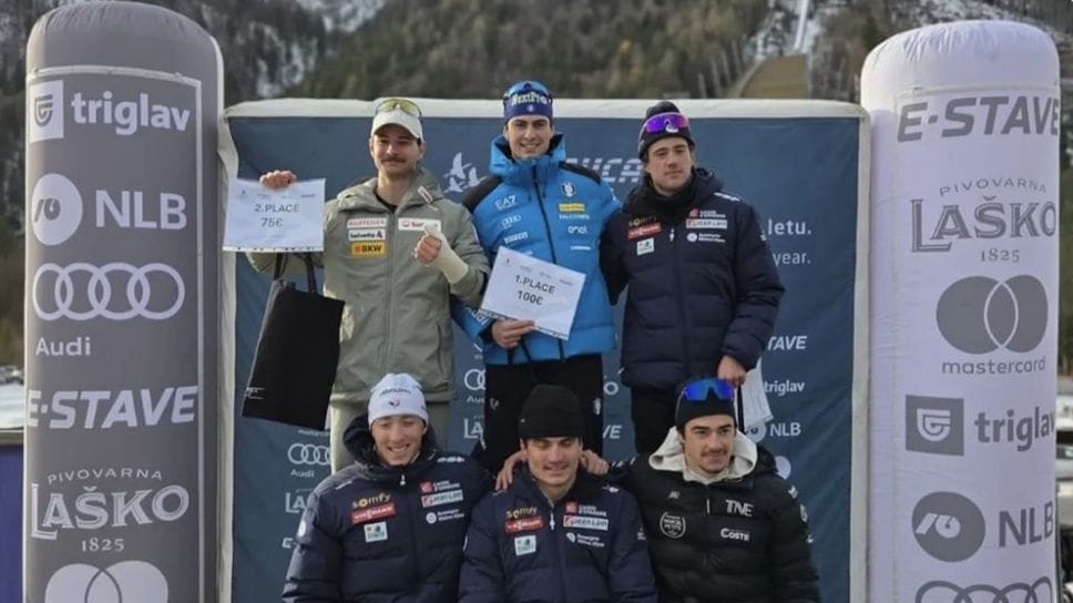 Davide Negroni, 20 anni di Clusone, al centro del podio della gara individuale in tecnica libera nella tappa in Slovenia della Fesa Continental Cup