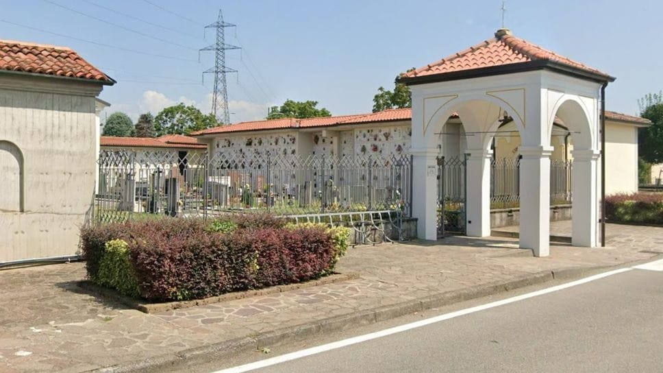 Il cimitero di Cavernago: nella notte tra sabato 6 e domenica 7 dicembre dei ladri hanno rubato dei canali di scolo di rame