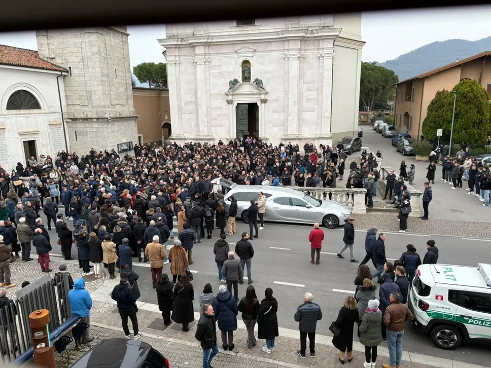 Tantissime persone per l’ultimo saluto a Leonardo