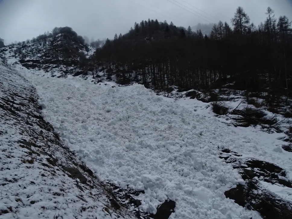 Una delle numerose valanghe scese domenica 16 marzo dal Monte Cimone