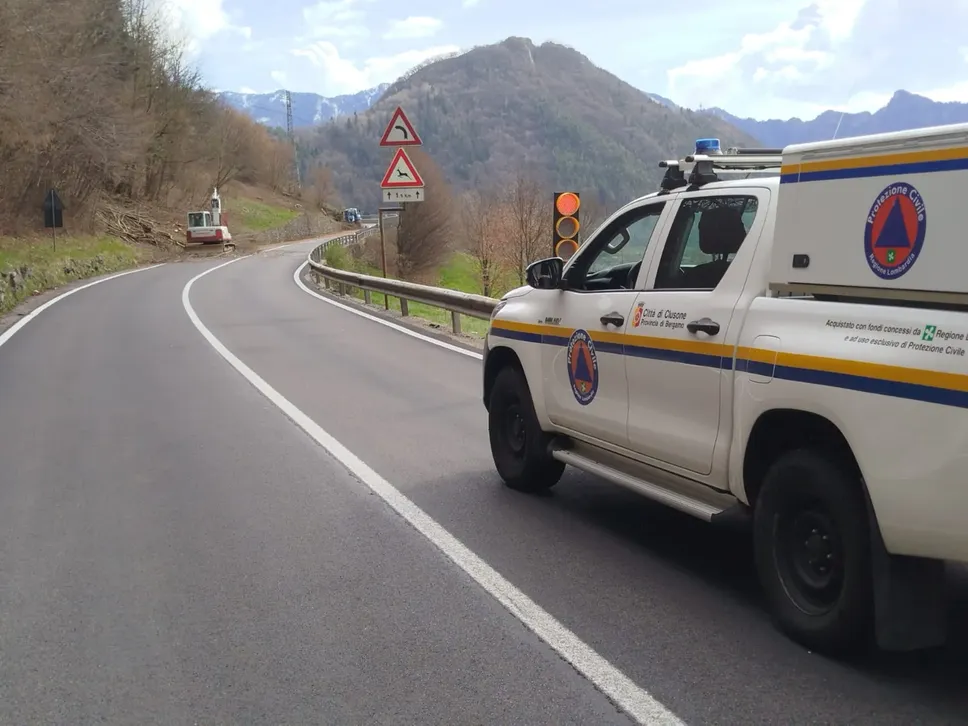 Il tratto dell Sp 50 chiuso per lavori di taglio e potatura alberi