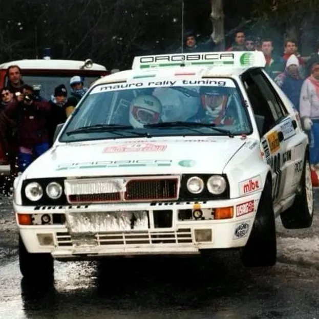 Michele Gregis alla guida della Lancia Delta ufficiale nella prova speciale di San Pierville al Rally di Montecarlo 1994