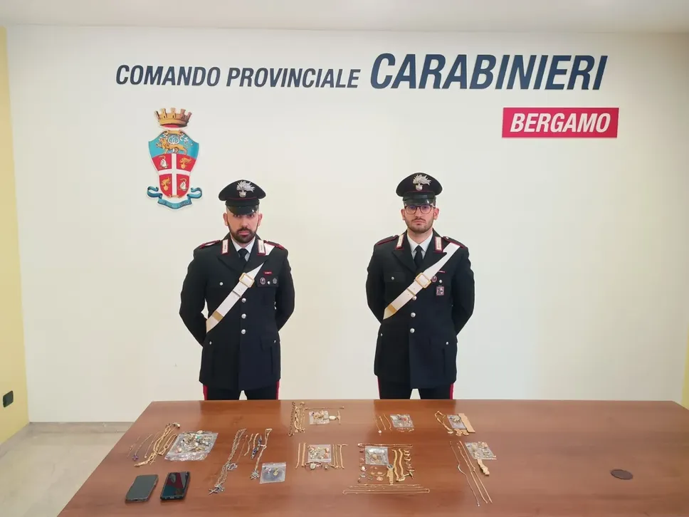 I gioielli recuperati che sono stati rubati a seguito di truffe tra ad Albano e Milano