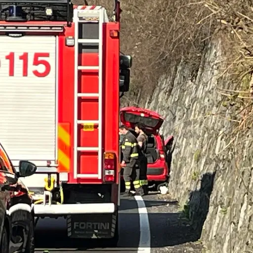 Scontro tra due auto sulla 671: tre feriti e lunghe code