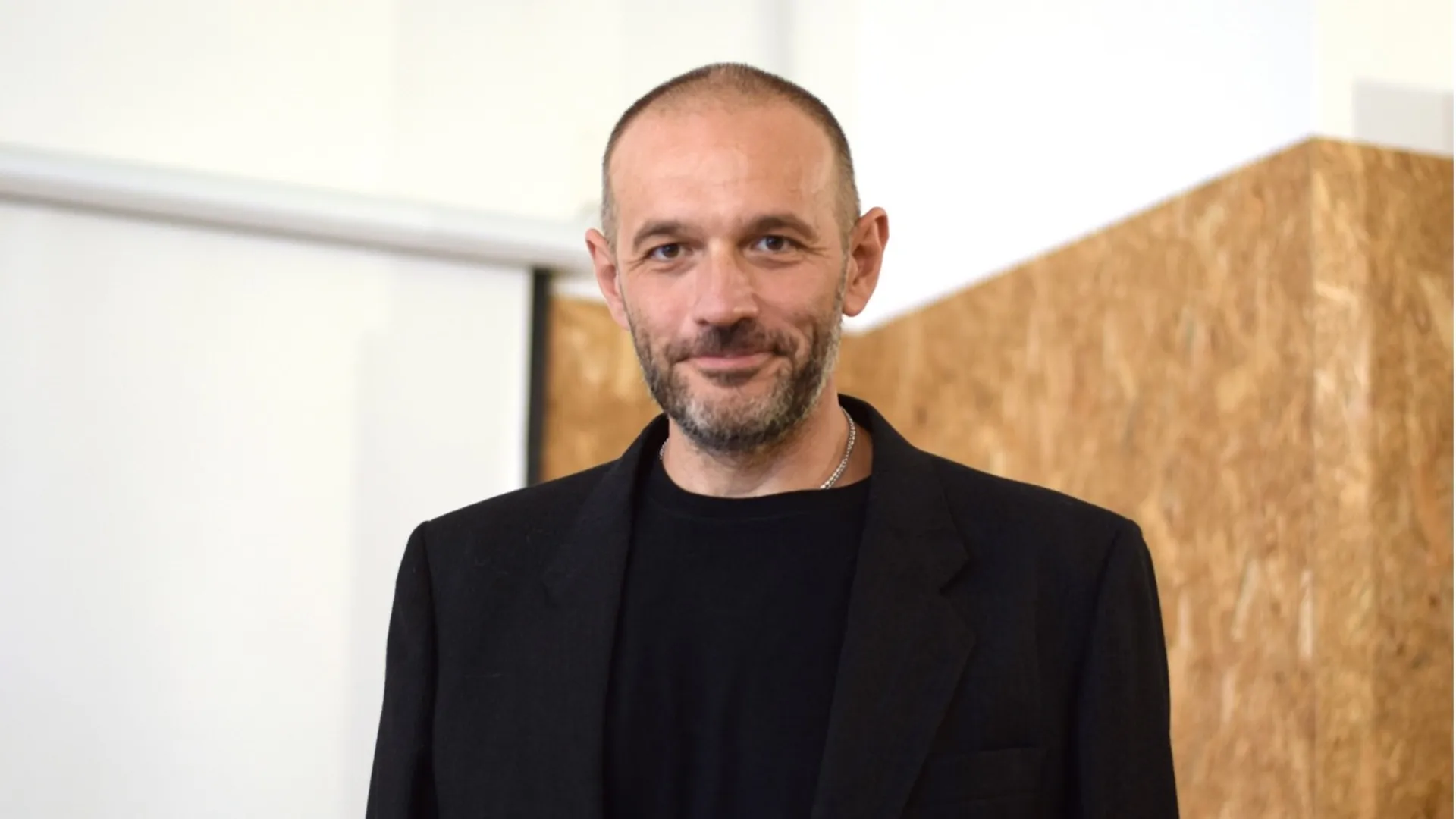 https://storage.ecodibergamo.it/media/photologue/2025/4/10/photos/lorenzo-gasparrini-decostruire-per-riscrivere-il-maschile-e-tu-che-uomo-sei_28f794aa-161b-11f0-b28f-98705953b6ca_1920_1080.webp