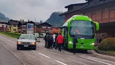 https://storage.ecodibergamo.it/media/photologue/2025/4/19/photos/cache/valli-bergamasche-trasferiti-altrove-decine-di-migranti-per-allentare-la-pressi_1118d982-1c9e-11f0-a01e-eee0d0729e27_1920_1080_display.webp