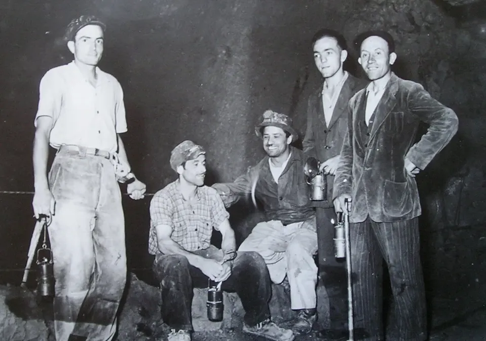 Miniere Valle del Riso: il caporale Bonifacio Epis, primo a destra, posa con il perito e una compagnia. Il secondo da sinistra, Giovanni Pizzamiglio, diventerà a sua volta caporale