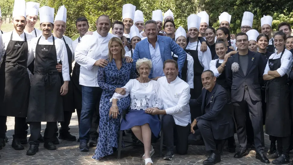 Chicco Cerea in primo piano con mamma Bruna, la sorella Rossella, i fratelli Bobo e Francesco, e tutti i collaboratori del ristorante «Da Vittorio» Chicco Cerea in primo piano con mamma Bruna, la sorella Rossella, i fratelli Bobo e Francesco, e tutti i collaboratori del ristorante «Da Vittorio»