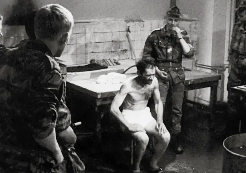 Gillo Pontecorvo, una delle scene di tortura del film «La battaglia di Algeri»