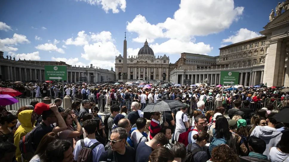 I fedeli in coda venerdì 25 aprile in piazza San Pietro