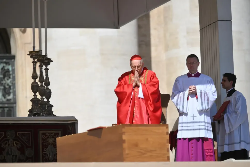 Il Cardinale Re davanti al Feretro