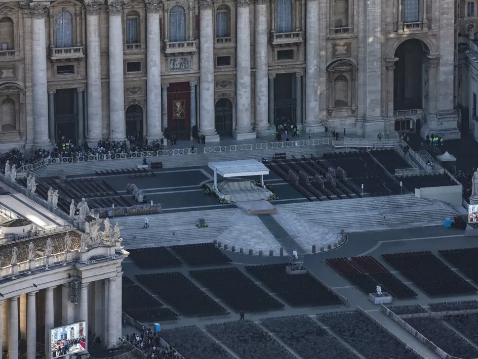 Il sagrato di San Pietro pronto per ospitare i funerali di Papa Francesco