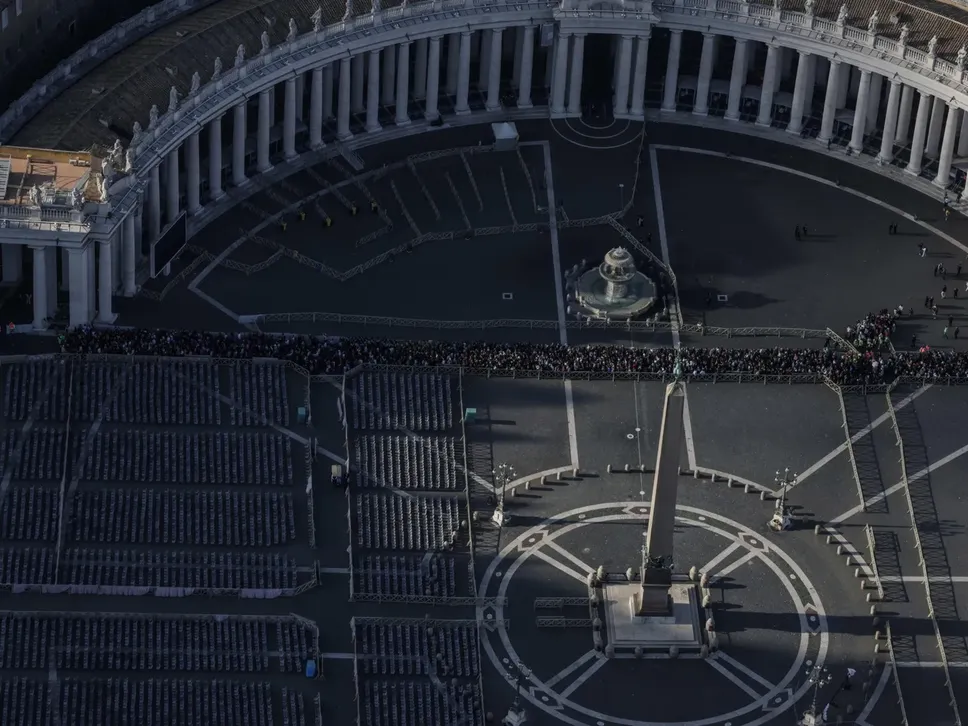 Il sagrato di San Pietro pronto per ospitare i funerali di Papa Francesco