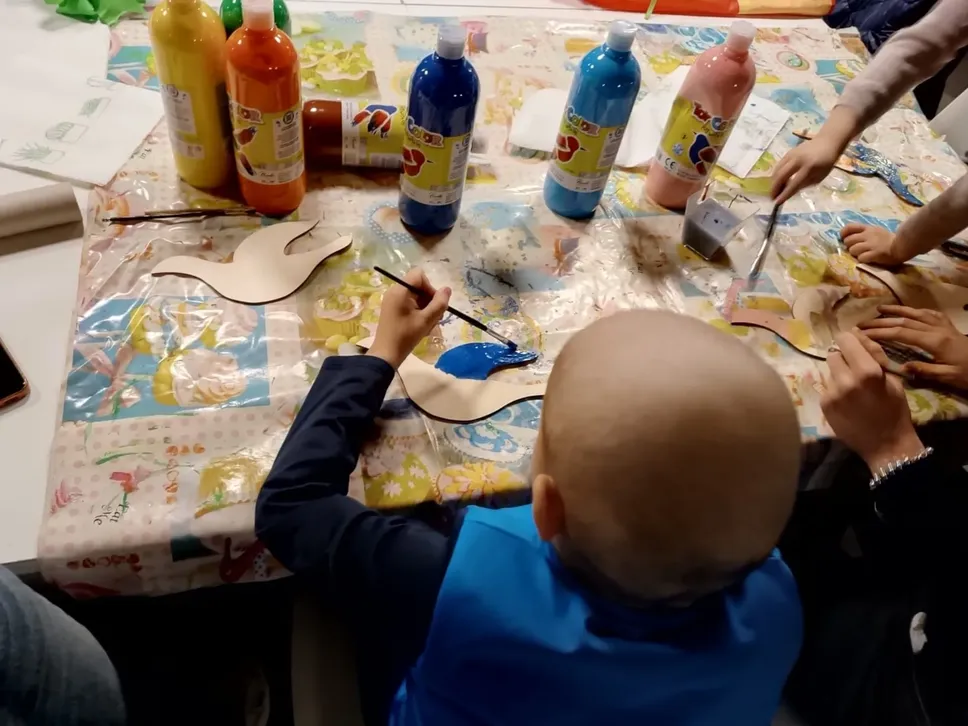 Le colombe sono state poi dipinte dai bambini della «Casa di Leo»
