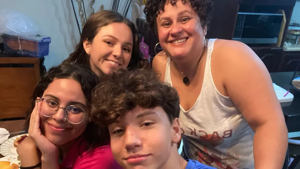 Tommaso Ceschia, 17 anni, di Bergamo, vive in Costa Rica per un anno di formazione all’estero con Intercultura: qui con la famiglia che lo ospita Tommaso Ceschia, 17 anni, di Bergamo, vive in Costa Rica per un anno di formazione all’estero con Intercultura: qui con la famiglia che lo ospita