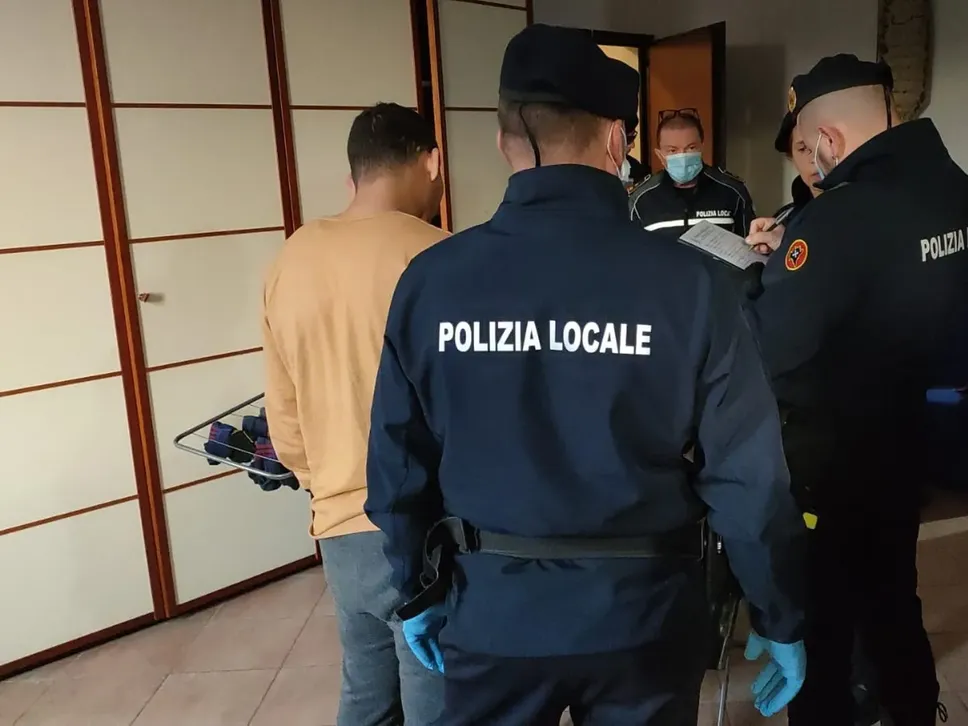 Uno degli appartamenti controllati dagli agenti della Polizia Locale della Bassa Bergamasca Orientale