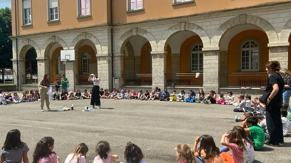 Studenti della Paolo VI nel cortile della scuola