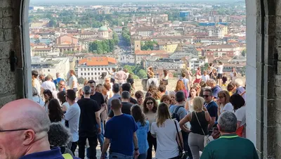 https://storage.ecodibergamo.it/media/photologue/2025/5/1/photos/cache/lassalto-dei-turisti-in-centro-lunghe-file-alla-funicolare-e-ai-musei-foto-e_e5ed6146-26a8-11f0-809d-fcf281822f6f_1920_1080_display.webp