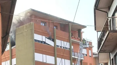https://storage.ecodibergamo.it/media/photologue/2025/5/11/photos/cache/incendio-in-centro-a-ponte-san-pietro-evacuati-due-piani-di-un-edificio-foto_0e5d9850-2e40-11f0-a085-40548a8f6d19_1920_1080_display.webp